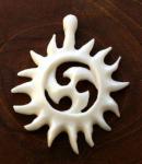 WINDALF Schmuck Anhänger SULIS 4.2 cm Triskele Sonnensymbol aus Knochen - Windalf.de