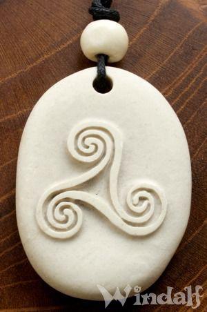 WINDALF Irischer Anhänger SILA 4.5 cm Irische Triskel Handarbeit aus weißem Stein - Windalf.de