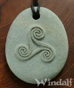 WINDALF Schmuck Anhänger SILA 4,5 cm Triskele grün-grauer Stein - Windalf.de