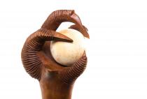 WINDALF Wikinger Drachen Wanderstab DRACHENKRALLE 180 cm Weiße Kugel Handarbeit aus Holz - Windalf.de